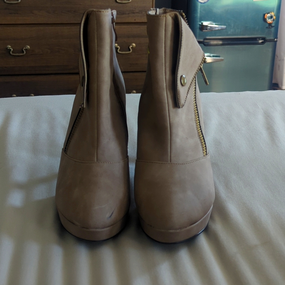 2LipsToo. High heel booties size 9